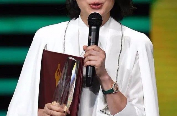 明星离开打光太可怕了，吴越肤色蜡黄皱纹明显，但真实反而漂亮