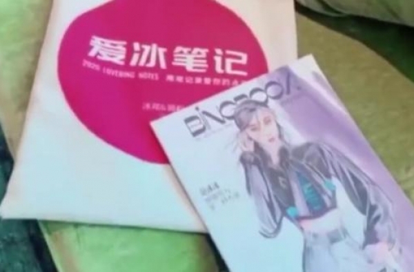 范冰冰分享粉丝礼物，轻拉外衫遮小肚子，网友：有些可爱