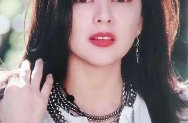 58岁关之琳上演被搂腰，全程嫌弃脸，直播卖9块9十双袜子