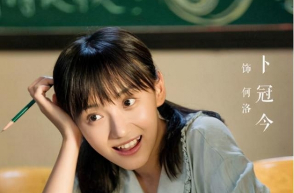 卜冠今模仿谭松韵，用超强滤镜扮年轻，但眼袋和法令纹出卖了她