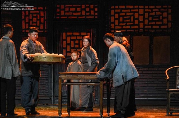 经典话剧《四世同堂》精彩上演，广州少年登台扮演小顺子