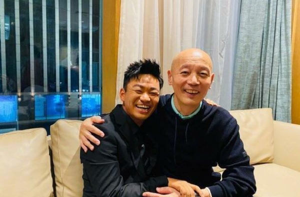 王宝强晒与葛优合照，同款笑容抢镜，网友：让人瞬间回到16年前