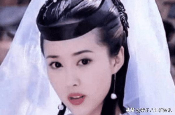 有种＂惊艳＂叫14年后的嫦娥，她换上礼服后，网友：好喜欢