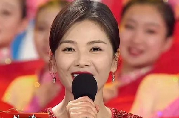 国庆晚会怼脸拍：唐嫣苹果肌抢镜，热巴脸变长，关晓彤状态最好