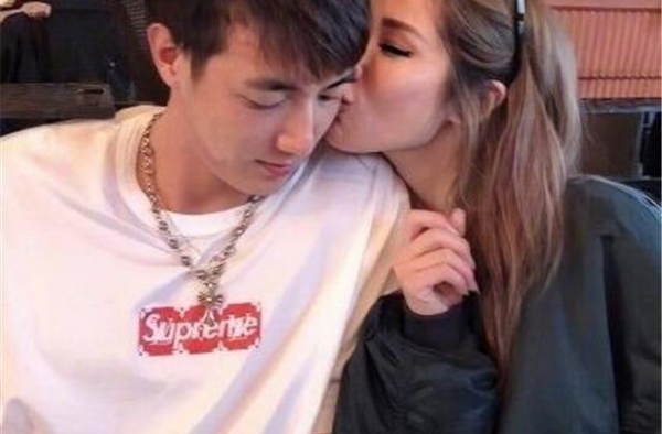 萧亚轩与小16岁男友聚餐，甜蜜同框显娇小，男友曾压力大到咳血