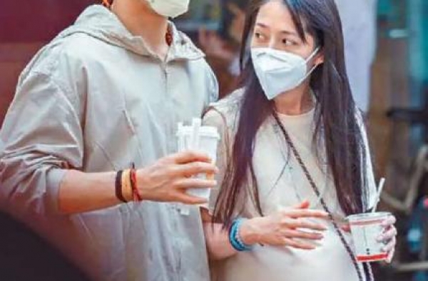 向佐郭碧婷夫妇合体，郭碧婷大腹便便，准爸准妈满脸幸福