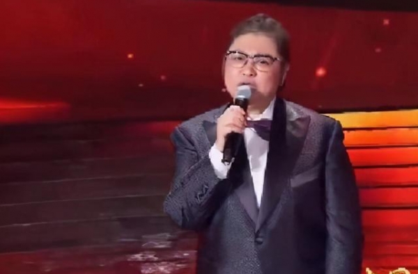 韩红亮相央视晚会，面容消瘦引发关注，曾号召200余位明星捐款