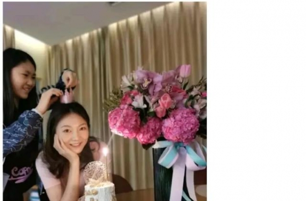 陈婷庆39岁生日，尽显江南女子温婉，19岁嫁张艺谋恩爱20年