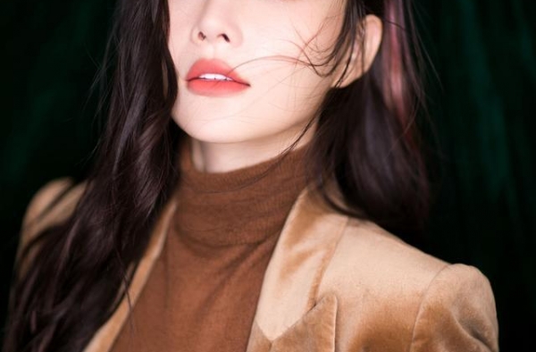 李小璐生日获好友相伴，高调晒照，网友：自己精心打扮女儿却很土