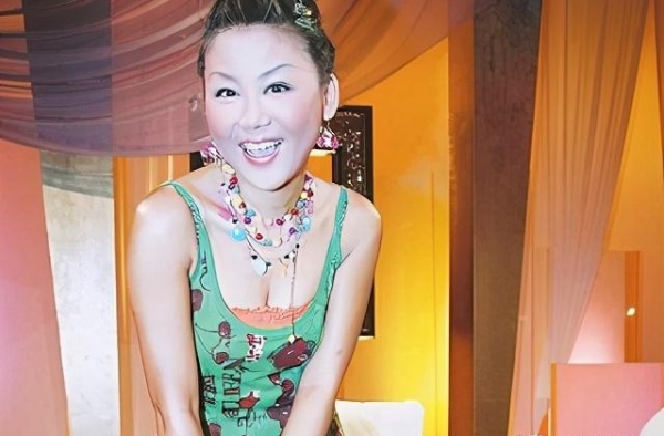 爱马仕只是呕吐袋，LV则是她的狗窝，如此富有的她至今仍然单身