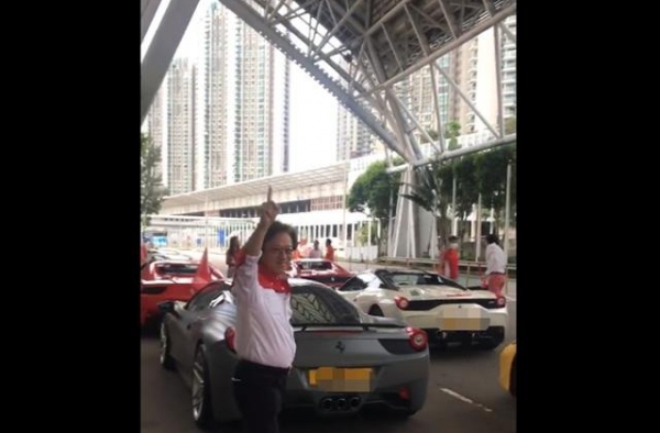 陈少霞63岁老公罕露面，率领一队豪车到社区送口罩，场面太壮观
