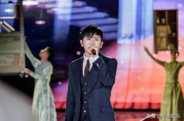 央视中秋晚会：鹿晗帅，关晓彤江疏影美艳，李宇春不愧是无价之姐