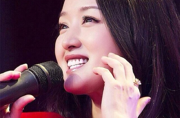 曾经的女神，49岁杨钰莹穿红裙搭电动车赶路，只怕国庆商演迟到