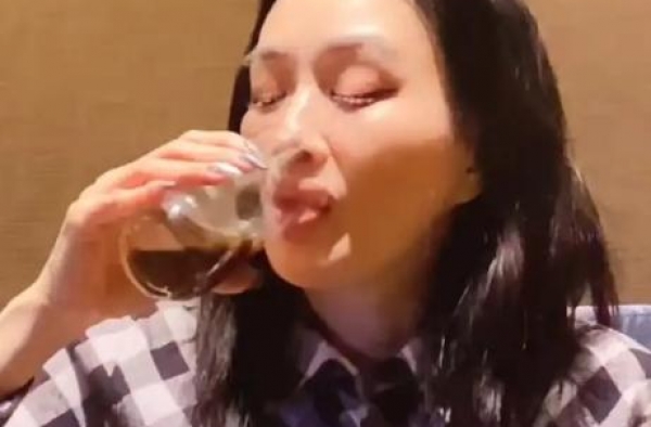 50岁钟丽缇为怀孕喝中药？难以下咽撒娇求情，张伦硕却催促不断