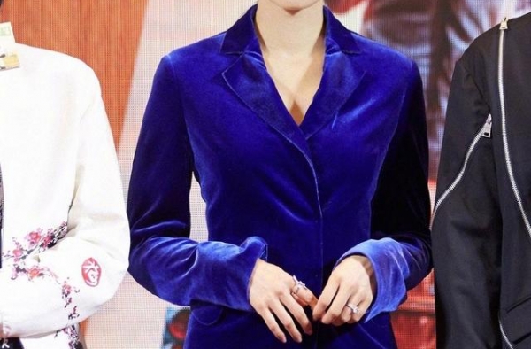 40岁胡杏儿真有范，港式西服穿出高级感，这身材不像生过二胎