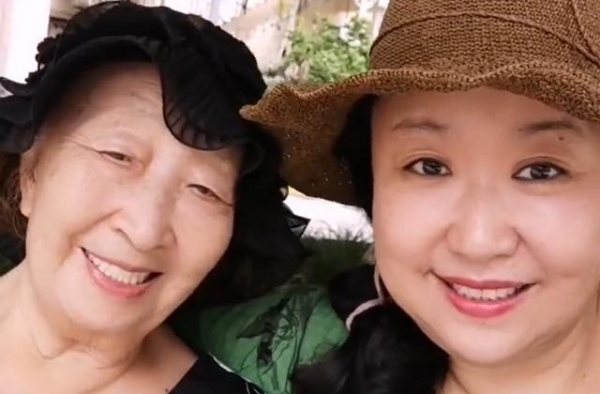 老戏骨彭玉86岁头发全白，脸瘦一半引担忧！牛莉洪剑涛叫她老妈