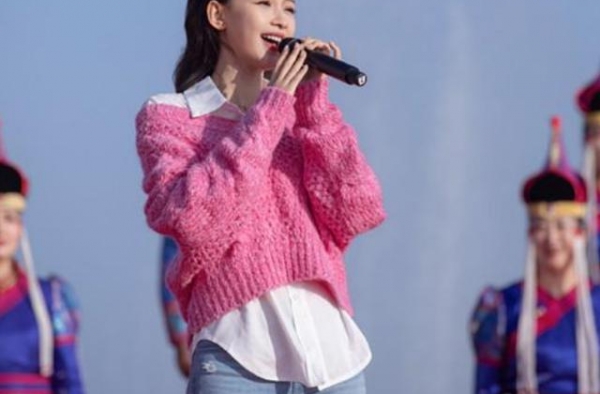 辣妈孙怡穿粉色针织毛衣，叠穿衬衫彰显少女感，妥妥18岁的样子