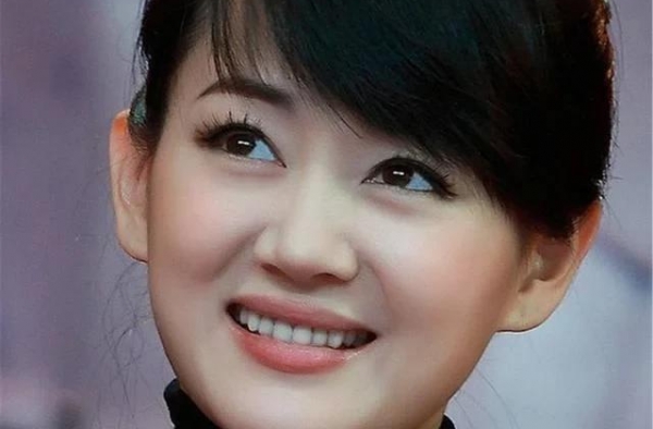 她美得像水蜜桃，嫁大15岁国家一级演员闪婚，现成新晋歌手后妈