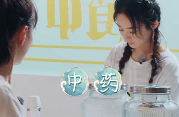 有种“孕后”叫赵丽颖，上节目不忘喝中药，分娩后遗症令人心酸