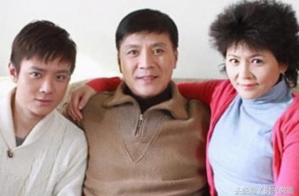 一家四口都是演员，爸爸是影帝，儿子是童星，母女俩颜值超高