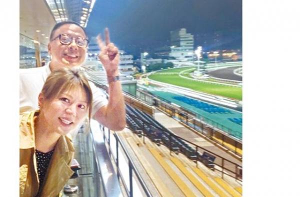 跑车送康子妮回家的保险上司新欢曝光：年薪千万更是马主