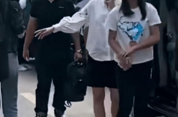 田亮妻子带女儿现身活动，12岁森碟身高1米7，两孩子区别对待