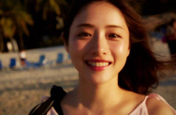 两位当红女星传喜讯，网友反应大不同！全是男方口碑的锅？
