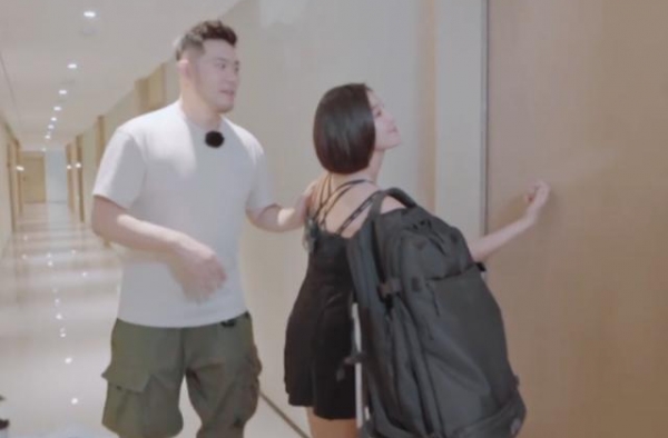 赵奕欢给自己买三十几块的衣服，省钱给爸妈买房子，屋内装修爱了