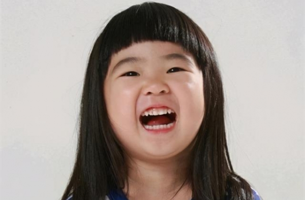 曹格女儿10岁了，曾经古灵精怪的姐姐，如今牙齿却长得东倒西歪