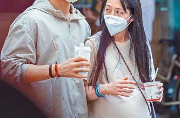 郭碧婷和老公罕见同框，挺孕肚穿百褶长裙素颜也美，向佐小心抱腰