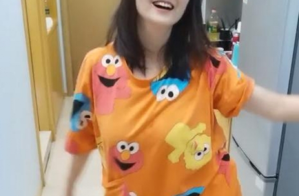 40岁戴娇倩生活拮据？睡衣上油渍明显，住房简陋一进门就是厨房
