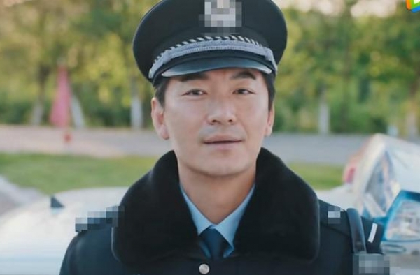 44岁朱泳腾素颜出镜，皮肤松弛状态不佳，儿子被质疑不是亲生的