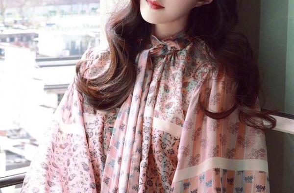 范冰冰浴袍配浓妆，坐超大沙发用vr云看秀，晒多张潇洒美照
