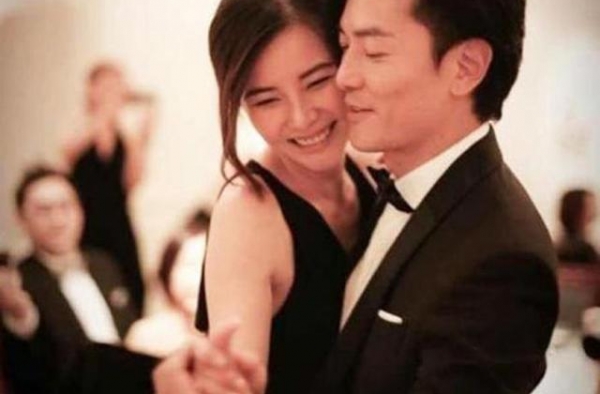 郑伊健低调过53岁生日！与妻子蒙嘉慧苍蝇馆吃面，还不忘秀恩爱
