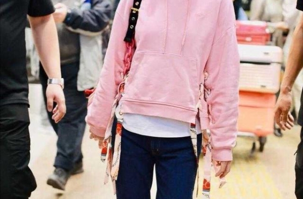 林心如真会“装嫩”，44岁依旧穿粉色卫衣，这少女感让人嫉妒