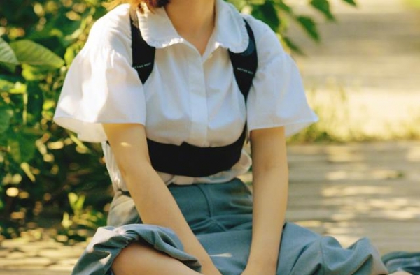 柳岩换新风格，宫廷复古装配“矫背器”太少女，摩卡卷发时髦洋气