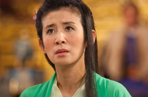吴君如带女儿逛街，女儿身材苗条样貌美，身高快赶上母亲