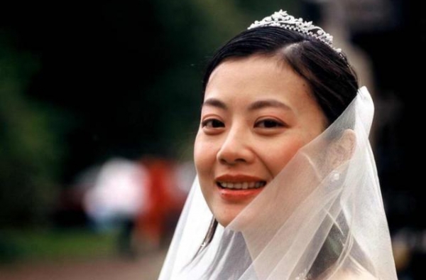 她曾是央视主持人，改了国籍远嫁欧洲，如今49岁离婚欲回国捞金