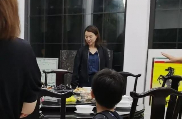 46岁董卿近照曝光，素颜也美得出众，用餐仪态太优雅