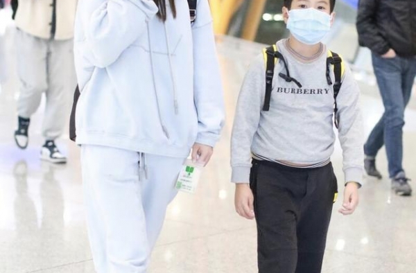 刘芸和郑钧现身机场，带着儿子一起，一家三口其乐融融