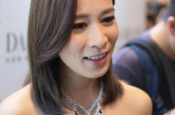 佘诗曼与内地神秘男子K歌，酷似肥版“钱嘉乐”，合唱很默契