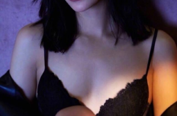 辛芷蕾人如其名，简直美的不可方物，尤其是性感的嘴唇