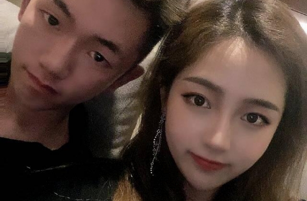 懒理父母离婚传闻，赵薇21岁继子甜蜜恋爱，女友颜值高身材性感