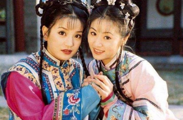 两代＂小燕子＂同台，一个坐在台上当导师，一个在台下等待点评