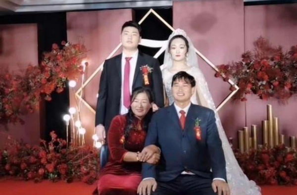 大衣哥儿媳亮相回门宴，一袭红裙气质不输明星，自曝结婚不是图钱