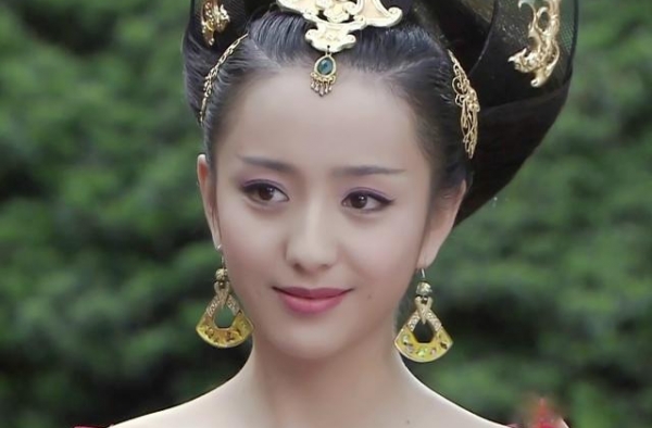 佟丽娅版的赵飞燕美艳得不可方物，连眉眼神情都能让人骨头一酥