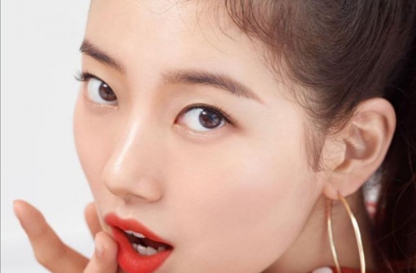 裴秀智“放飞自我”，穿红色波点裙化身复古女郎，轻熟女孩真迷人