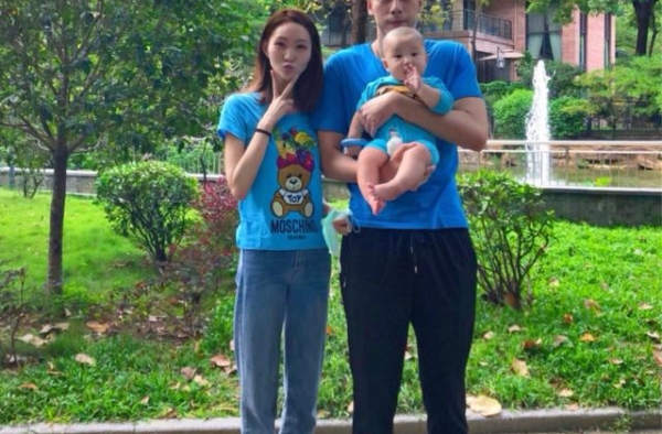 任骏飞娇妻晒18张美照！大长腿非常显眼，一家三口合影孩子很萌