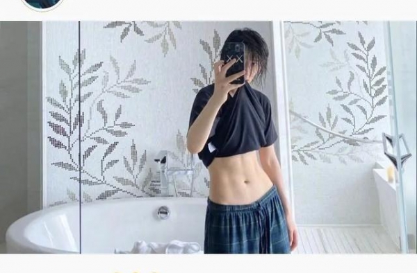 明星健身多自律？李斯丹妮姿势多，袁姗姗A4腰，王嘉尔撕衣亮肉