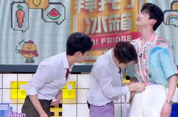 男星减肥也艰难，美食上桌愣是没人敢动筷子满脸的为难和纠结